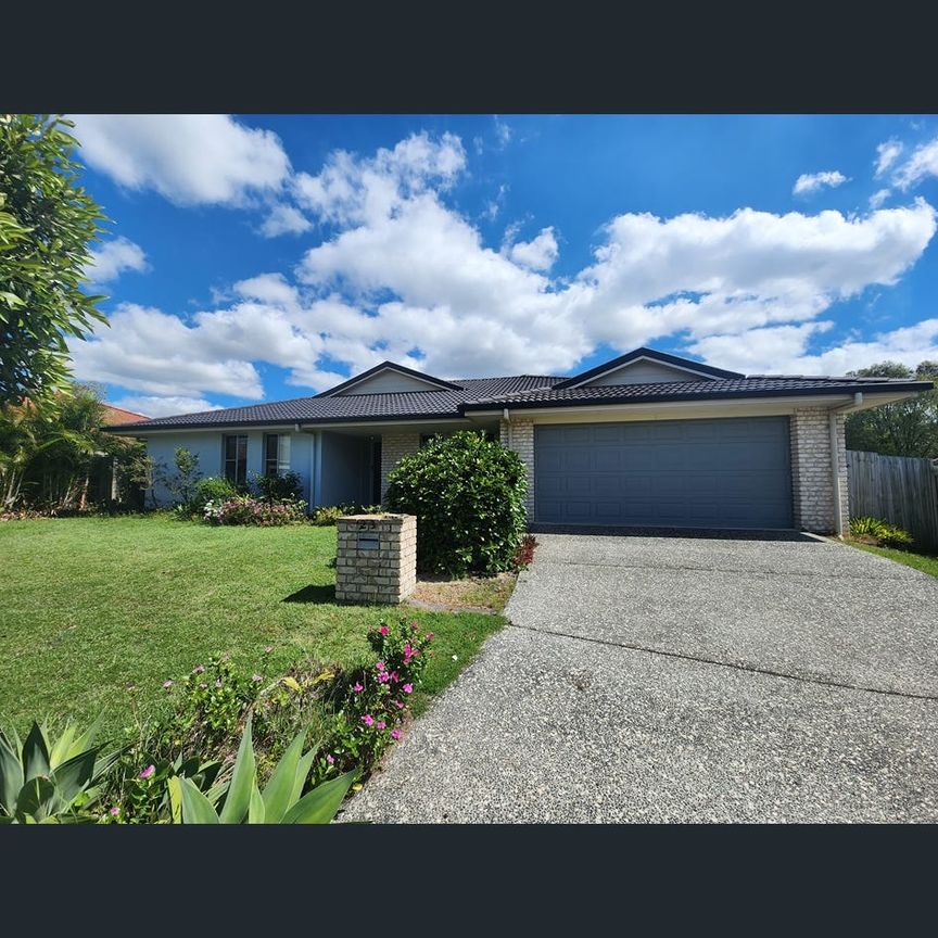 SPACIOUS 4 BEDROOM FAMILY HOME WITH OPEN KITCHEN LIVING DINING WITH SEPARATE CARPETED FAMILY ROOM. VERY GOOD SIZE BEDROOMS. 5 MINUTES TO THE HIGHWAY. - Photo 1