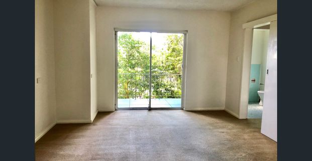 STUDIO APARTMENT - MINUTES WALK TO SHOPS AND TRAIN STATION - Photo 1