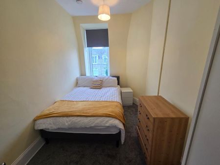 3 bedroom flat to rent - Photo 3