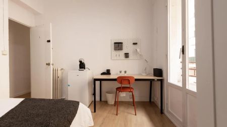 Room in a shared 5-bedroom apartment for rent in Argüelles, professionals only - Photo 5