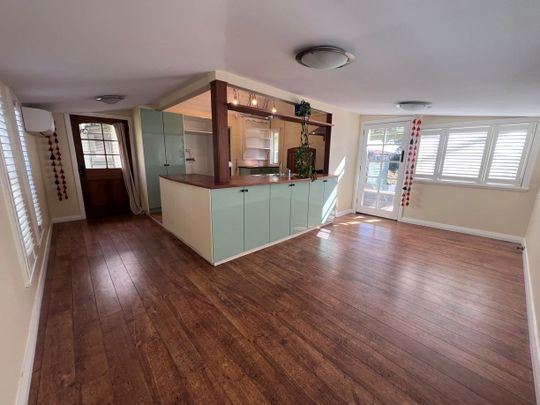 Cozy Cottage Including 3 Studios! IDEAL LOCATION! - Photo 1