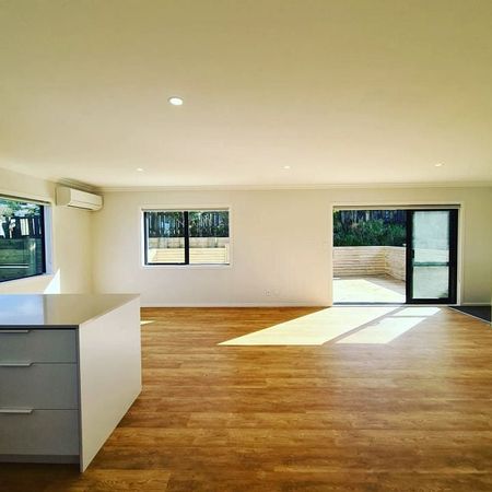 NEW sunny and warm, 3 bedroom modern living - Photo 4