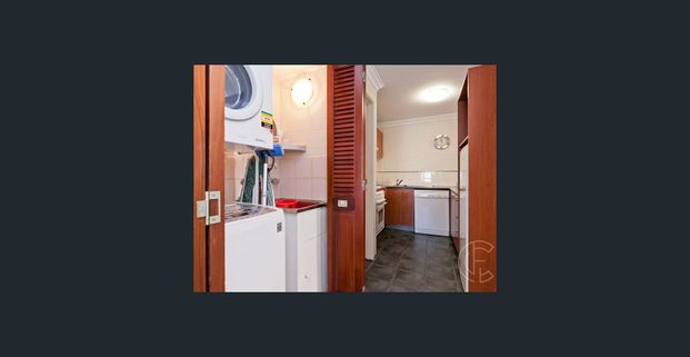 EXCELLENT LOCATION - 1 x 1 GROUND FLOOR APARTMENT - Photo 1