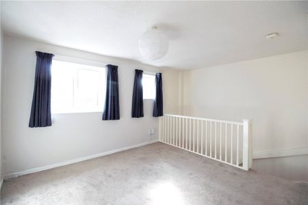 Reeves Close, - Photo 4
