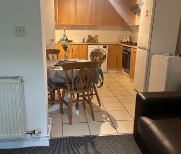 This spacious 5 bedroom house sits on the doorstep of the Universit... - Photo 1