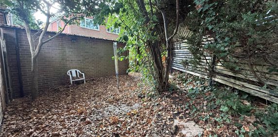 2 bedroom maisonette to rent Rutland Way, Southampton, Hampshire, SO18 - Photo 2