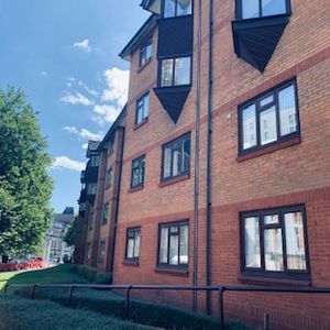 ***Apply on line **1 bed ground floor over 55’s flat. * There is a long walk from the entrance to the flat. Adapted walk in shower Orchard Court. - Photo 2