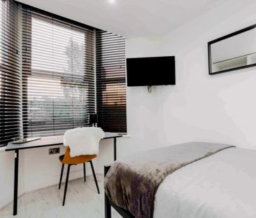 6 Beds 3 Baths - Photo 3