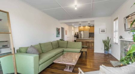 Classic Kiwi Design - Modernised kitchen with 3 + 1 bedrooms (bonus of purpose-designed sleepout) - Photo 4