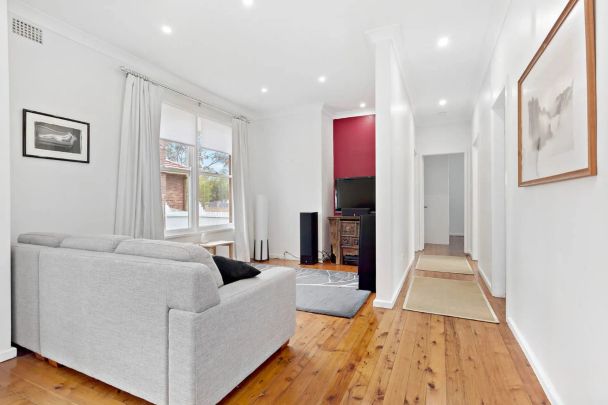 CHARMING 2 BEDROOM HOME - Photo 1