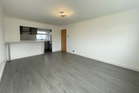 51 Willowhayne Drive, Walton-on-Thames - 2 bedrooms Property for lettings - Seymours - Photo 3