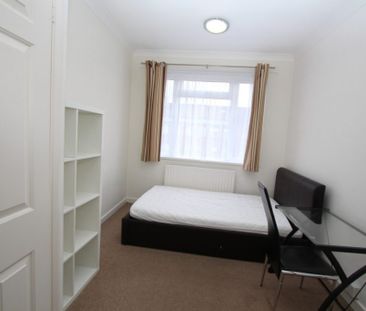 STUDENT Five Bedroom Maisonette – Surbiton (Tolworth Broadway, KT6) - Photo 5