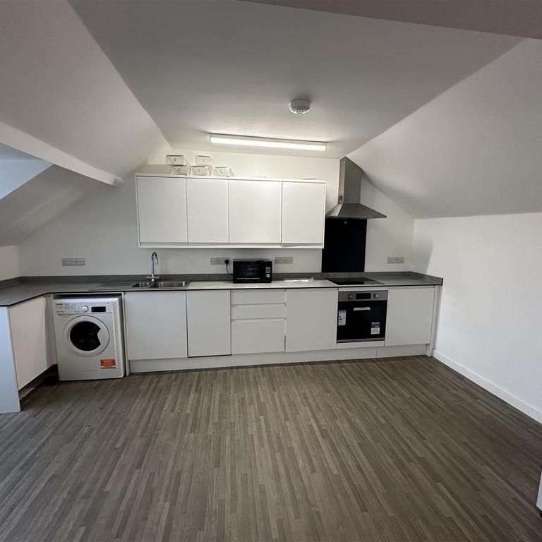 4 bedroom flat to rent - Photo 1