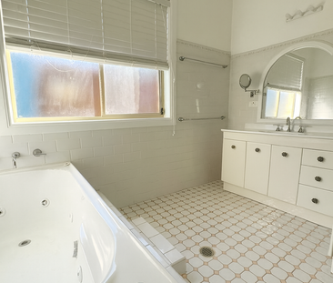 Luxury Family Living in a Blue-Ribbon Panania Location - Photo 5