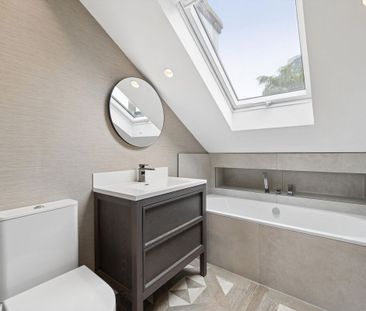 A stylish and contemporary Chelsea home offering three double bedrooms, modern interiors and exceptional access to King's Road. - Photo 2