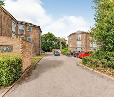 The Quinneys, Farnborough, Hampshire, GU14 - Photo 2