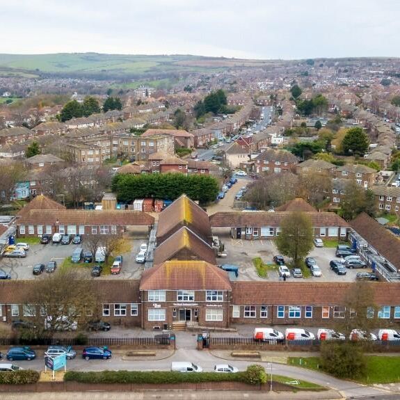 Mixed use to rent - Photo 1