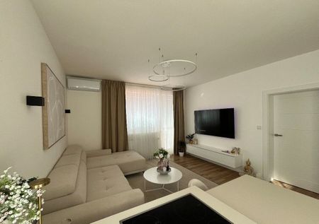 Prenájom kompletne zariadeného 2-izbového bytu s balkónom a parkovaním – Fotografia 3