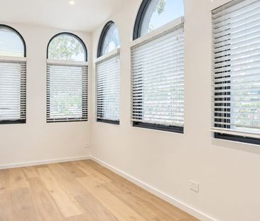 FIRST TIME OFFERED – NEWLY RENOVATED AND FURNISHED LUXURY RESIDENCE... - Photo 4