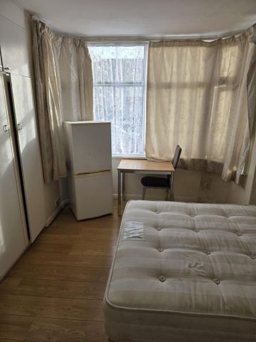 1 bedroom in a house share to rent - Photo 5