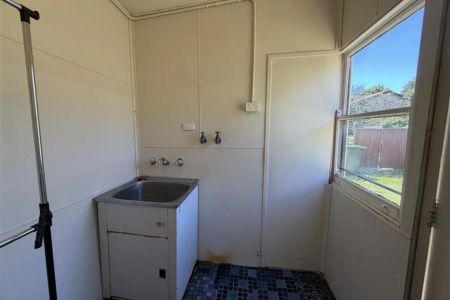 Freshly Updated 2-Bedroom Unit in Quiet Cul-de-Sac - Photo 2