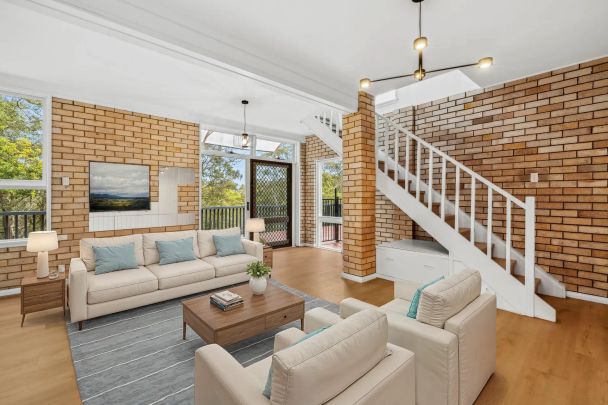 Exceptional family home with pool - Photo 1