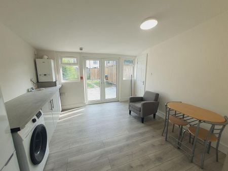 1 bedroom in a house share to rent - Photo 3