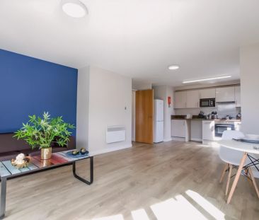 Luxury 2 Bed Apartment - Photo 5