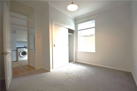 2 Bedroom Flat / Apartment - Eastgate Street, Winchester - Photo 3