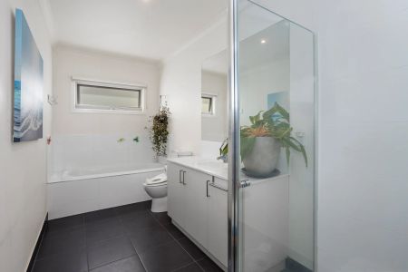 8 Leicester Square, Seaholme. - Photo 5