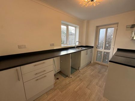 3 bedroom semi-detached house to rent - Photo 2