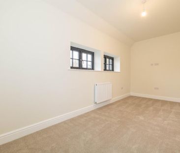 4 bedroom semi-detached house to rent - Photo 4