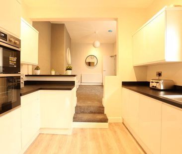 1 bedroom in a flat share to rent - Photo 2