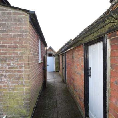 4 bedroom property to rent in Watlington - Photo 1