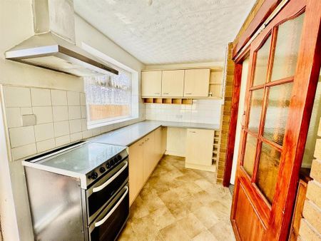 3 bedroom semi-detached house to rent - Photo 3