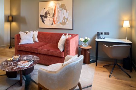 A luxury one-bedroom apartment of 484 sq. ft. at Cheval Phoenix House in Sloane Square, London SW1X - Photo 2