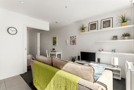 Light-Filled South Yarra Living Moments from Chapel Street - Photo 4