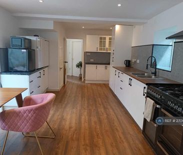 1 bedroom in a house share to rent - Photo 2