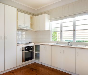 Charming Newtown Cottage, Perfectly Positioned ! - Photo 2