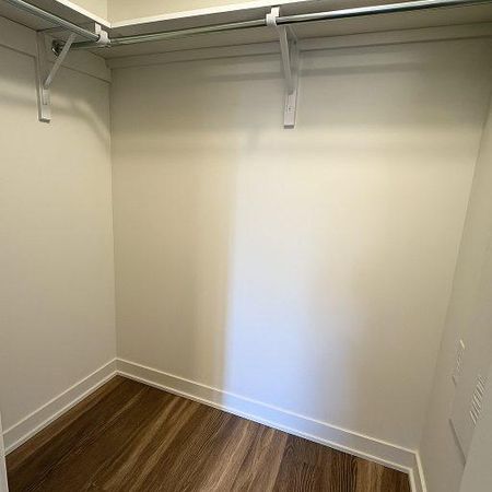 Magnifique 3 ½ + espace bureau TOUT INCLUS - lumineux - stationnement : 1535$/mois - Photo 4