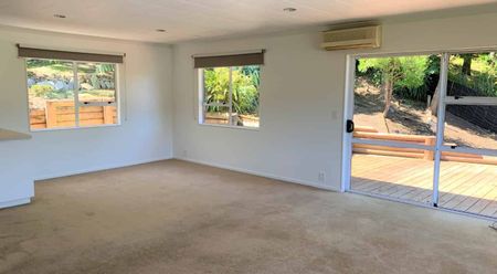 Three bedroom home with city views - Photo 5