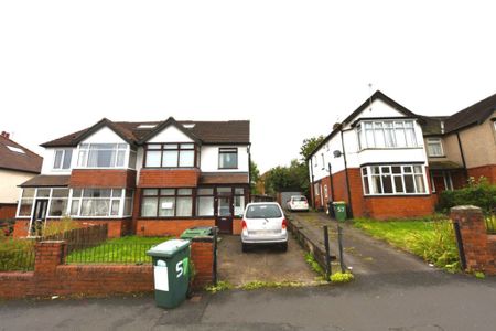 4 bedroom House in St Annes Road, Leeds - Photo 4