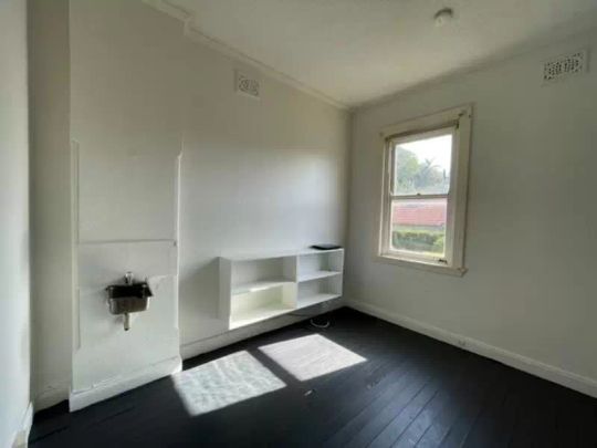 Studio with 1 bedroom & 1 bathroom - Photo 1