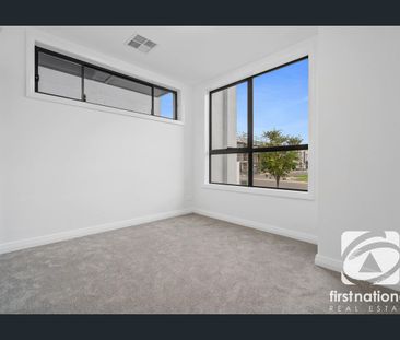 Modern Luxury Townhouse in Oran Park! - Photo 3