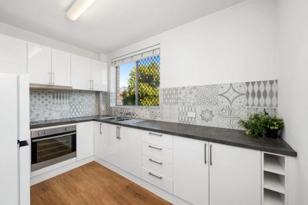 Spacious Unit in Ideal Coorparoo Location - Photo 5