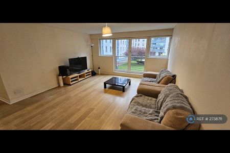 1 bedroom in a flat share to rent - Photo 2