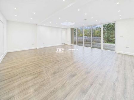 Edgwarebury Lane, Edgware, HA8 - Photo 2