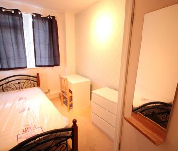 Room in a Shared Flat, Market Square, E14 - Photo 4