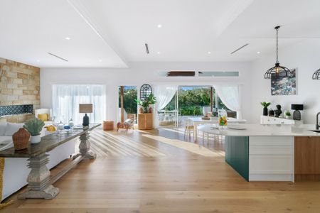 WELCOME TO "LA PALMS" � A STATEMENT OF ARCHITECURAL ELEGANCE OF 2.3 ACRES - Photo 2