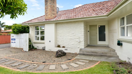 Charming 3-Bedroom Home in Beerescourt, Hamilton - Photo 2